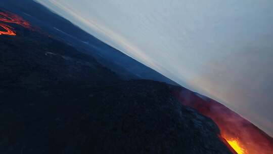 穿越机航拍火山口正在流动的岩浆