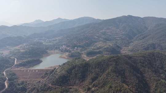 山水相依的山间自然风光全景