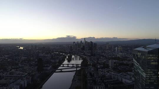 横跨法兰克福这座巨大城市的河流