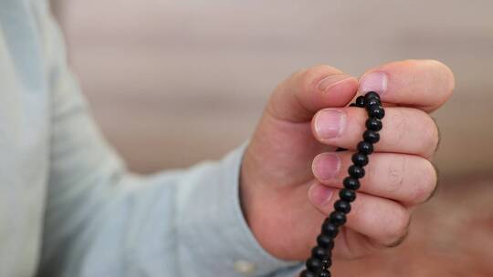 男子在使用珠子祈祷