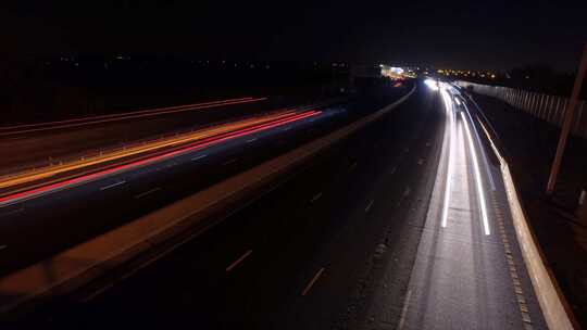 夜间在高速公路上驾驶汽车