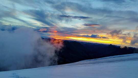 四川甘孜沙鲁里山脉加拉本森雪山的日出风光