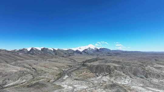 万里无云阳光下航拍青海昆仑山脉上的雪山