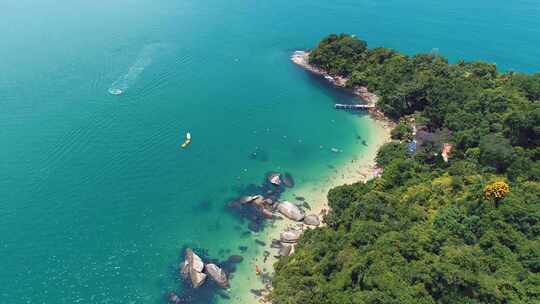 热带夏季海滩。巴西海滩旅游地标。