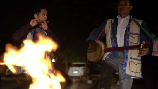 民俗表演者夜晚持鼓演奏