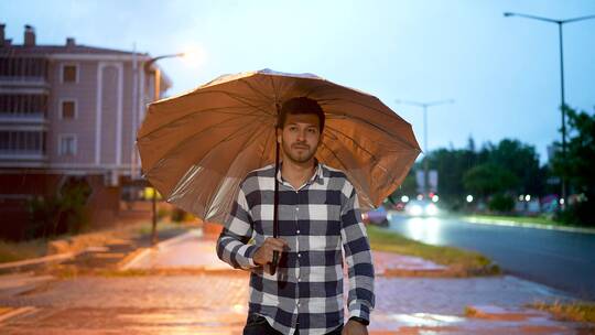 年轻人在雨天行走