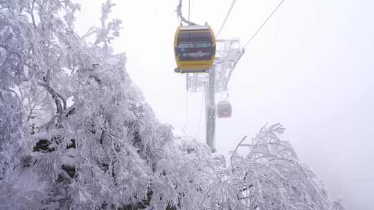 河南老君山雪后旅游索道缆车旅行