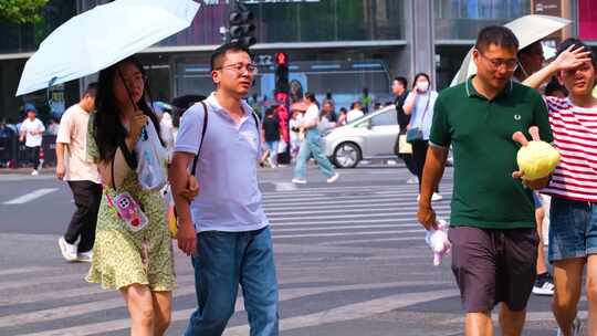 城市夏天暑假酷暑高温炎热街道人群人流汽车