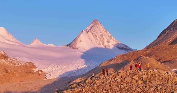 雪山下的登山者徒步场景