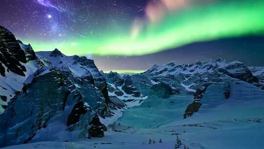 极光笼罩下的雪山夜空美景