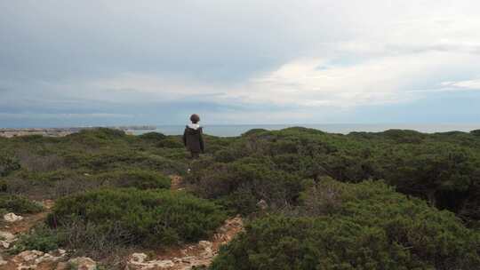 Nazare，葡萄牙，男孩，走路