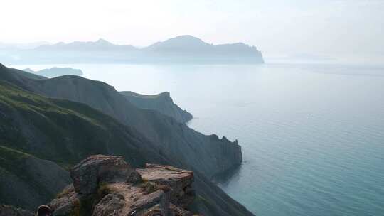 男性旅行者享受美丽的海景