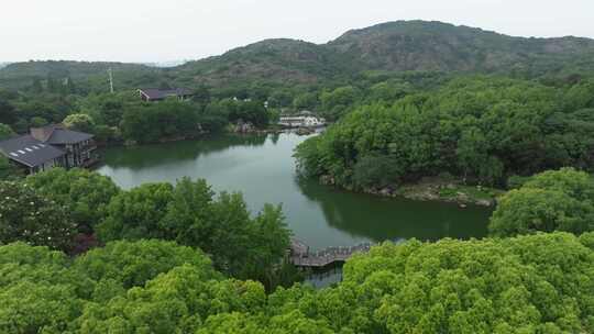 山林间湖水环绕绿树成荫的景色/苏州/天池山