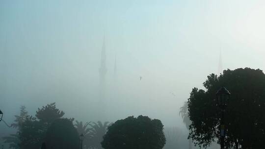 晨雾中的宣礼塔