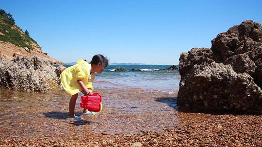 大连棒棰岛海滩海浪沙滩人物赶海孩子水桶