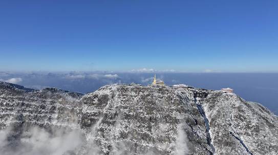 四川乐山峨眉山金顶冬季雪景和贡嘎山同框高清在线视频素材下载