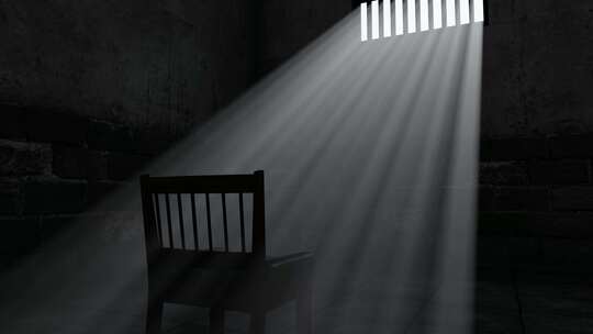 监狱窗户照进阳光和审判犯人的椅子视频