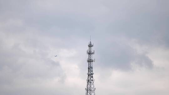 飞机天空飞行穿过信号塔