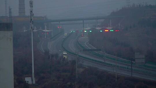 阴天雾霾下的太原绕城高速