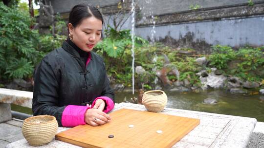 中式胡同四合院女人摆弄棋子视频素材模板下载