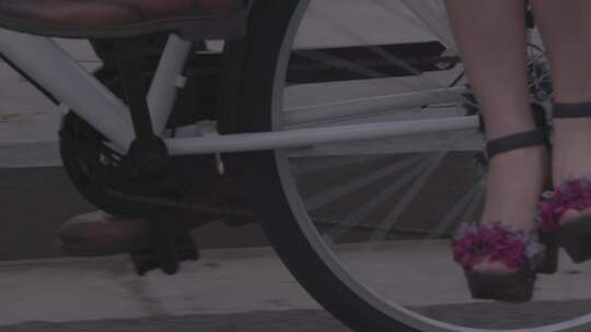M1 成都 婚纱 自行车车轮转动视频素材模板下载