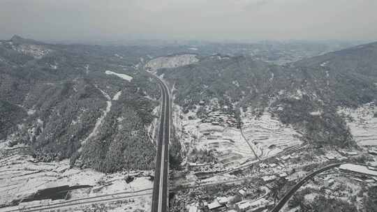 大山中的高速公路雪景航拍