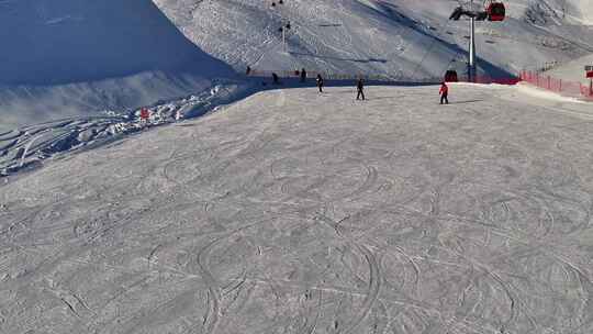 冬季新疆雪都阿勒泰吉克普林雪场雪季滑雪