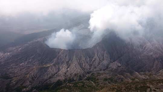 布罗莫火山从云层上喷发。在这迷人的，