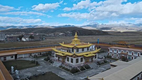 高清航拍高原草地雪山蓝天白云寺庙自然风光