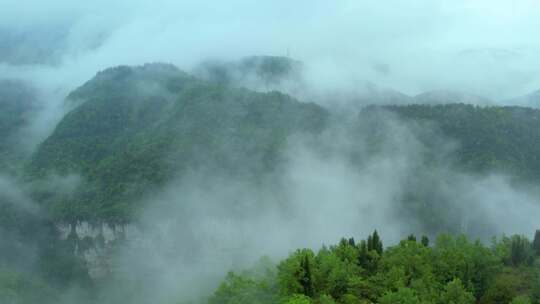 航拍雾绕青山