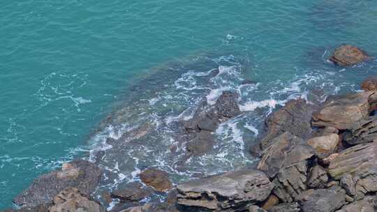 海浪海水冲刷拍打海滩礁石