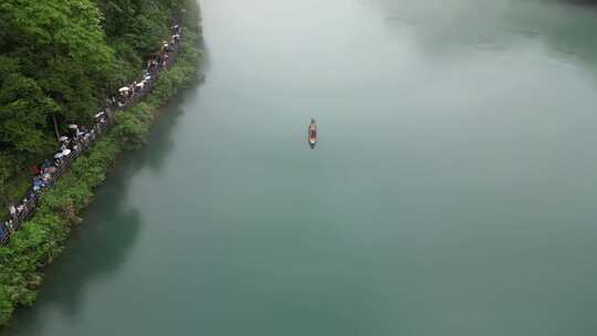 一叶扁舟小东江湖烟雨朦胧航拍长江千岛湖