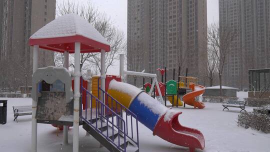 社区冬天里的游乐设施滑梯
