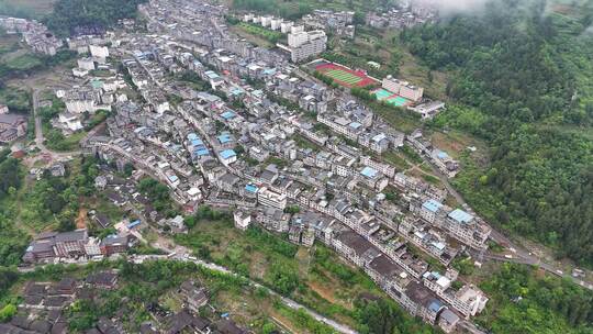 酉阳依山而建的城镇航拍