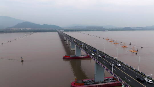 航拍台州椒江大桥侧面与车流往章安方向