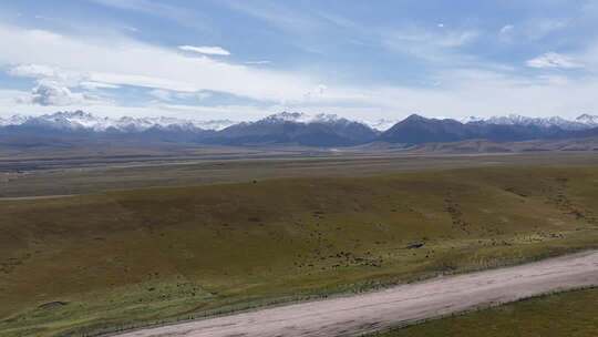 草原雪山自然风光全景