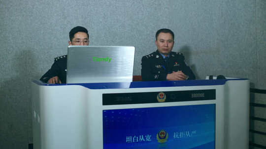 警察民警审讯工作、警察电脑前忙碌视频素材模板下载