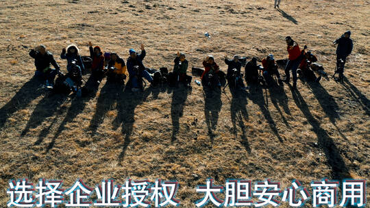 西藏风光视频金黄草地上西藏游客摄影爱好者