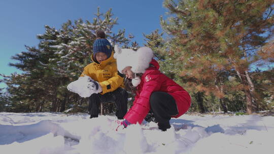 快乐儿童在雪地里玩耍