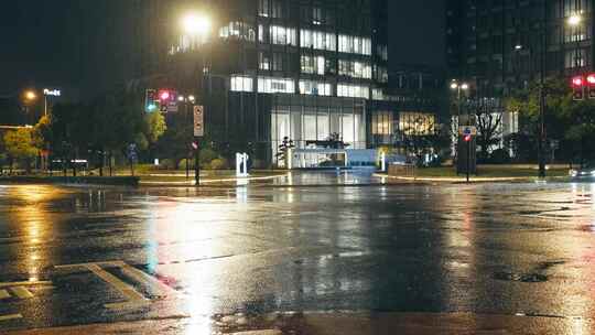 上海梅雨季城市暴雨街头夜景