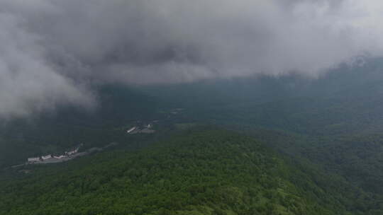 透过云层俯瞰，在日本阴郁的上越国家公园