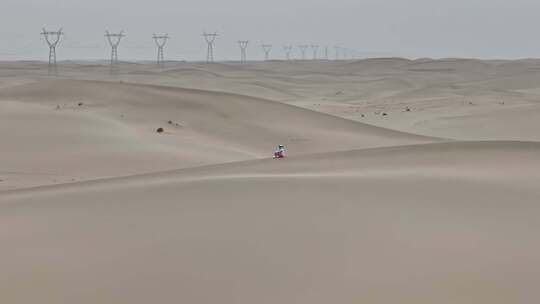 新疆塔克拉玛干沙漠中一个人