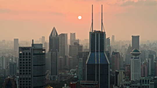 上海日暮下的城市建筑全景