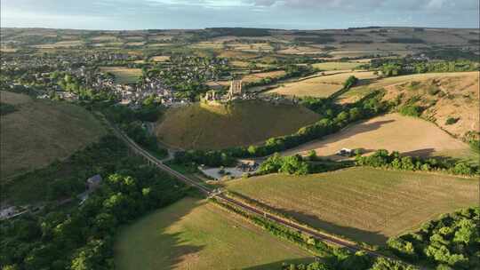 英国多塞特郡珀贝克郡科菲村和城堡的惊人鸟瞰图。视频素材模板下载