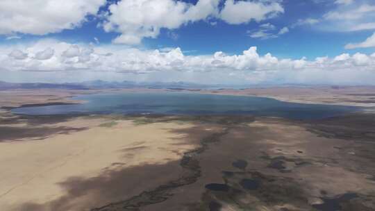 夏季蓝天白云下的青藏高原湿地湖泊景观