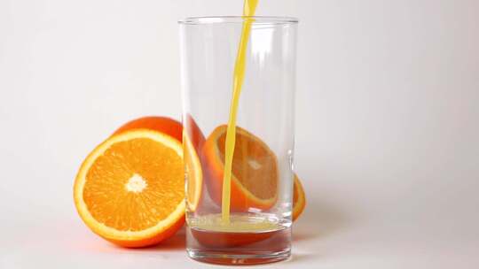 往玻璃杯倒橙汁