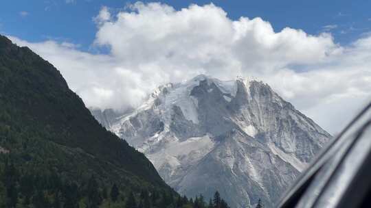 车窗外雪山风景