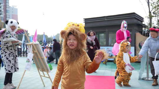 穿着动物玩偶服装参加幼儿园举行活动2