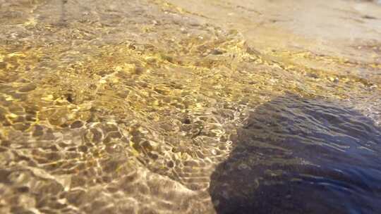 水面与水底沙石特写