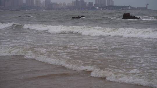 海浪拍击海岸